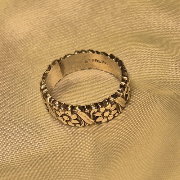 Gorgeous Sterling Silver Floral Ring.  Size 7 Marked "STERLING".  Boho Bali - Picture 2 of 4